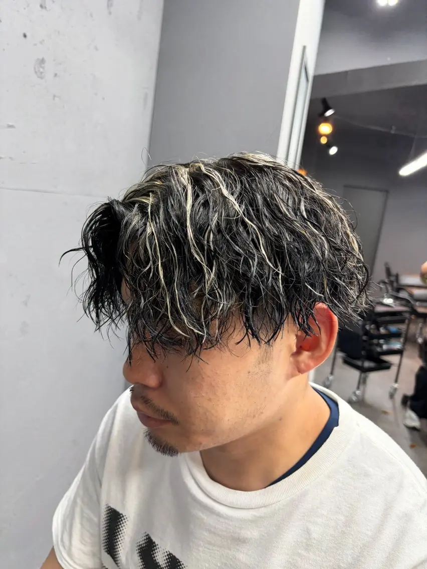 ミディアム ミディアムパーマ ハイライト カット ヘアカラー パーマ 宮本 涼太郎のヘアスタイル