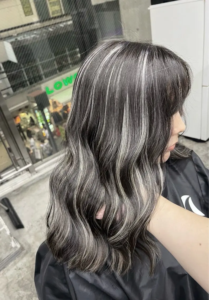 セミロング カラー ダークグレー ダークグレージュ グレージュ ハイライトカラー ハイライト ヘアカラー トリートメント 指名数No.1 /NAOYAのヘアスタイル