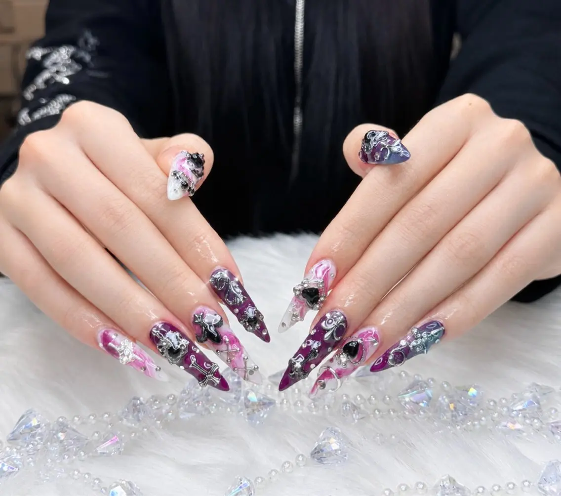 ネイル アートネイル ボルドー 長さ出し ハロウィン キラキラネイル ハンドネイル ハンドケア Mina Aurea Nailのネイルデザイン