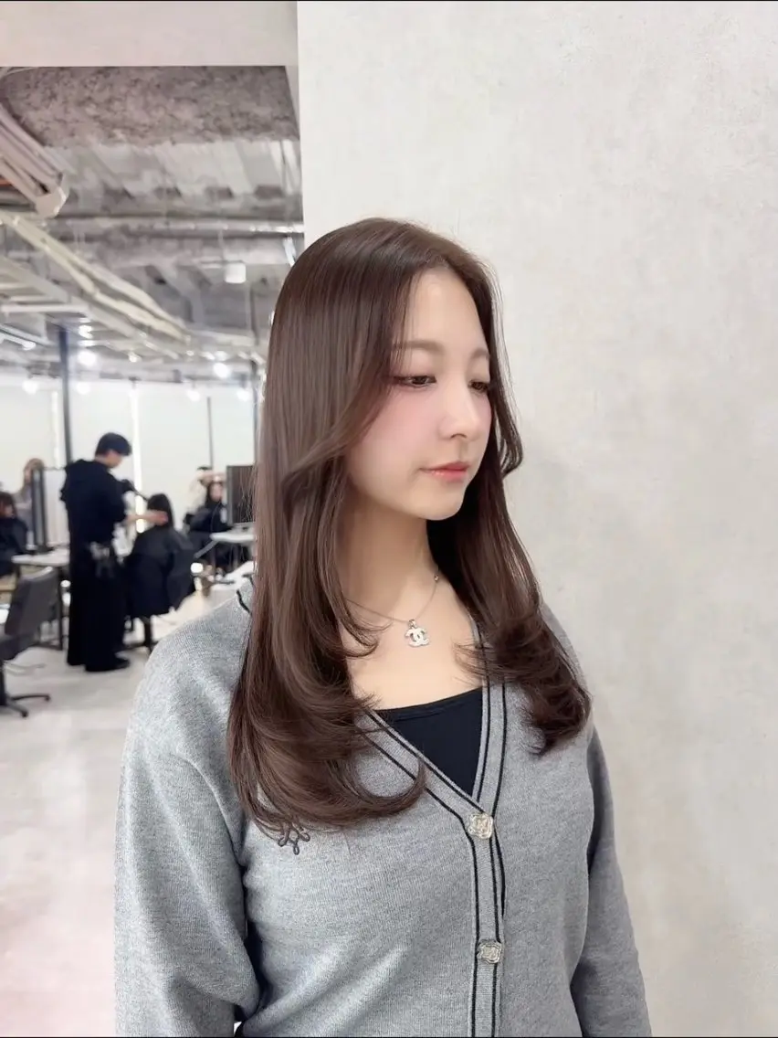 ロング カラー ベージュカラー ブリーチ ブラウンカラー ショコラブラウン ショコラグレージュ カット ヘアカラー トリートメント 赤み無し柔らかカラー 【梅田】madokaのヘアスタイル