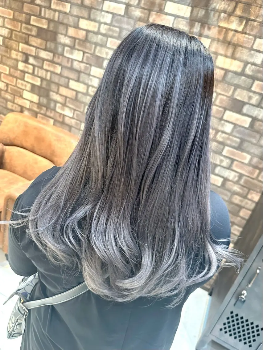 ロング レイヤーカット ヘアカラー 🔷ブリーチバレイヤ ージュ🔷飯野達也のヘアスタイル