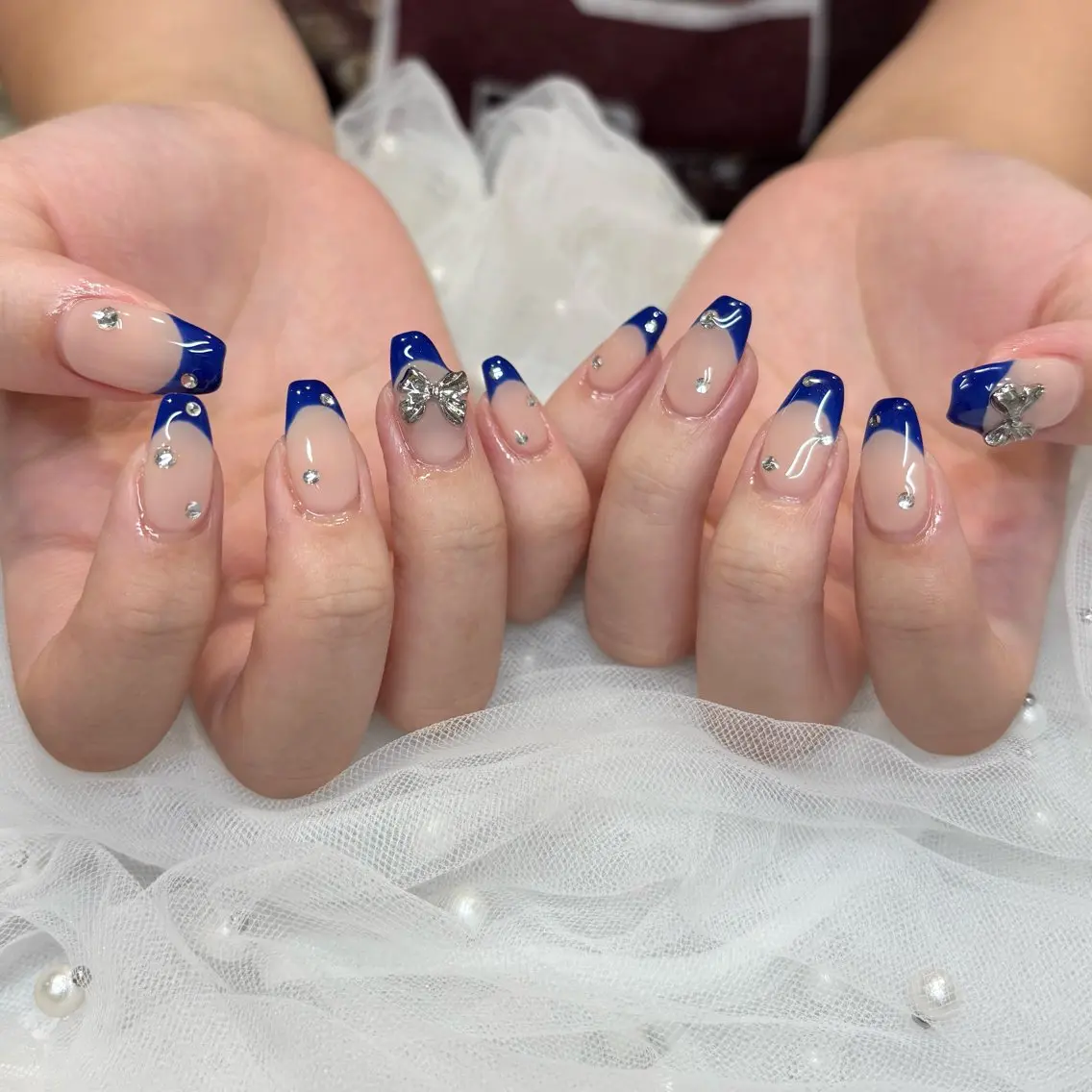 ネイル ブルー フレンチネイル リボン シルバー ハンドネイル 荒巻 めいのネイルデザイン