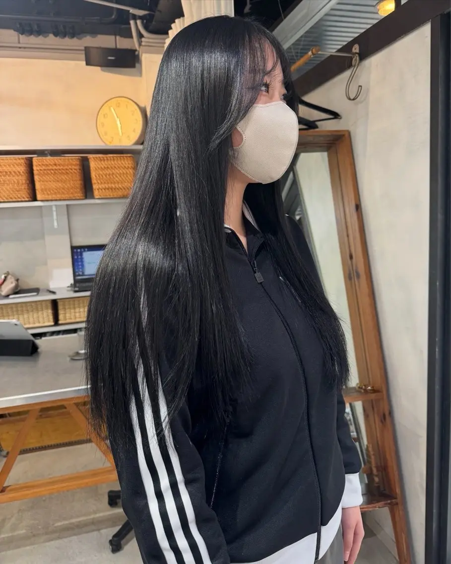 ロング カラー 黒髪 ブルーカラー ブルーブラック 薮 夏帆のヘアスタイル