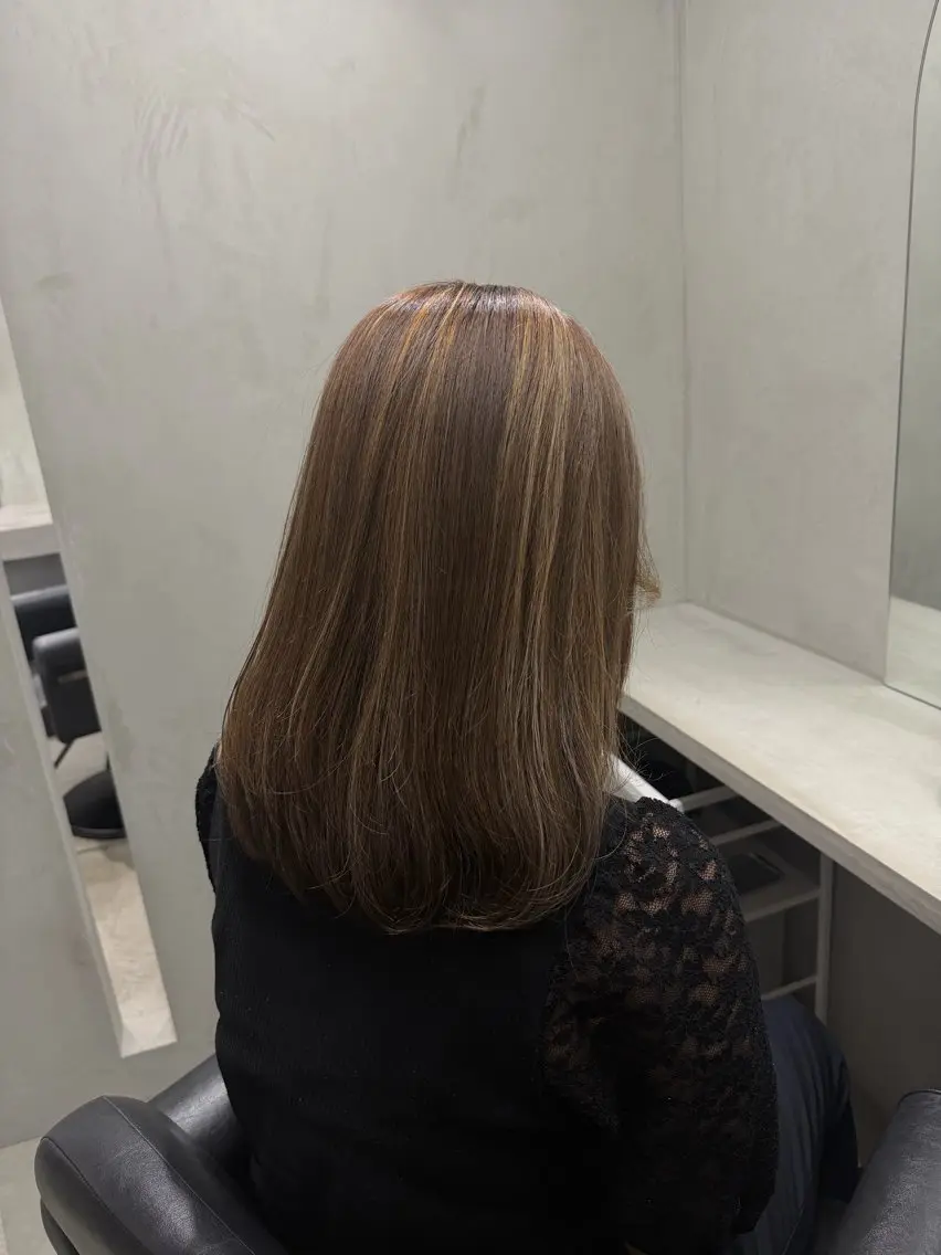 セミロング ハイライト ヘアカラー トリートメント momoka｜ 透明感カラーのヘアスタイル