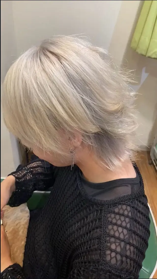 カラー メンズ メンズブリーチ メンズウルフカット ブリーチ ウルフカット カット ヘアカラー 白金/髪質改善/ダブ ルカラー/ハイトーンのヘアスタイル
