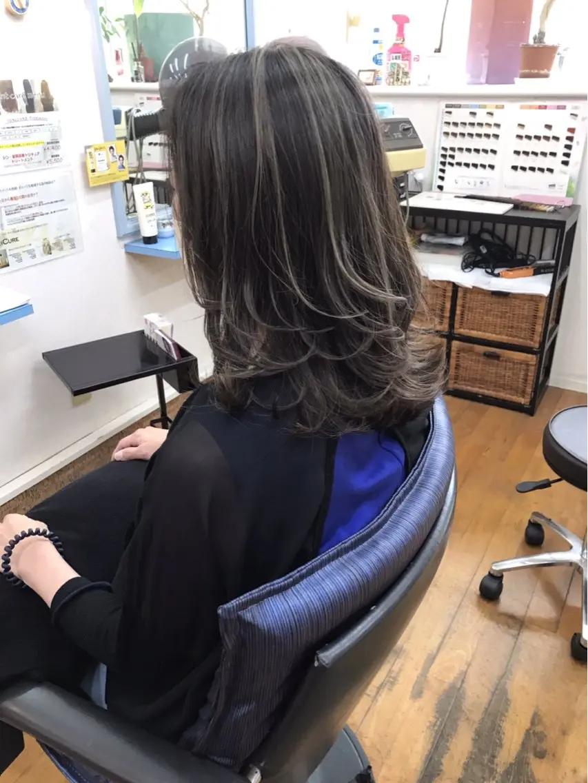 ミディアム カラー ヘアアレンジ ハイライトカラー 3Dハイライト ハイライト レイヤーカット ヘアカラー 三輪 太一のヘアスタイル