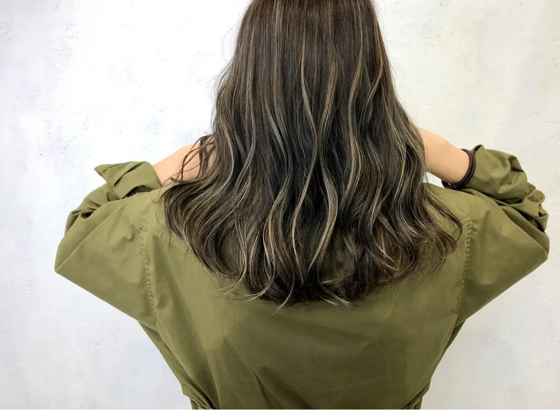 セミロング カラー ハイライトカラー ハイライト タナカ タクヤのヘアスタイル