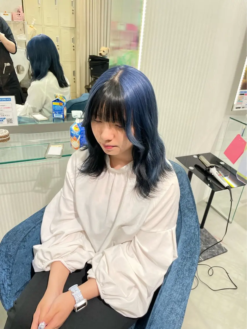 ミディアム カラー 黒髪 ブルーカラー 安井まゆ _Box mico.のヘアスタイル