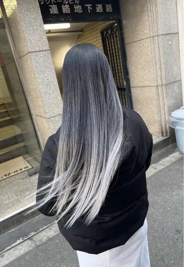ロング カラー バレイヤージュ シルバー ホワイトシルバー レイヤーカット 指名数No.1 /NAOYAのヘアスタイル