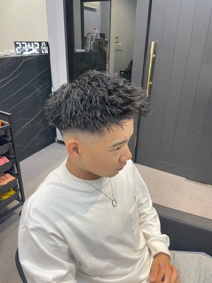 ショート パーマ メンズ フェードカット モヒカン メンズパーマ スキンフェード ツイストスパイラルパーマ 清藤 竜輝のヘアスタイル