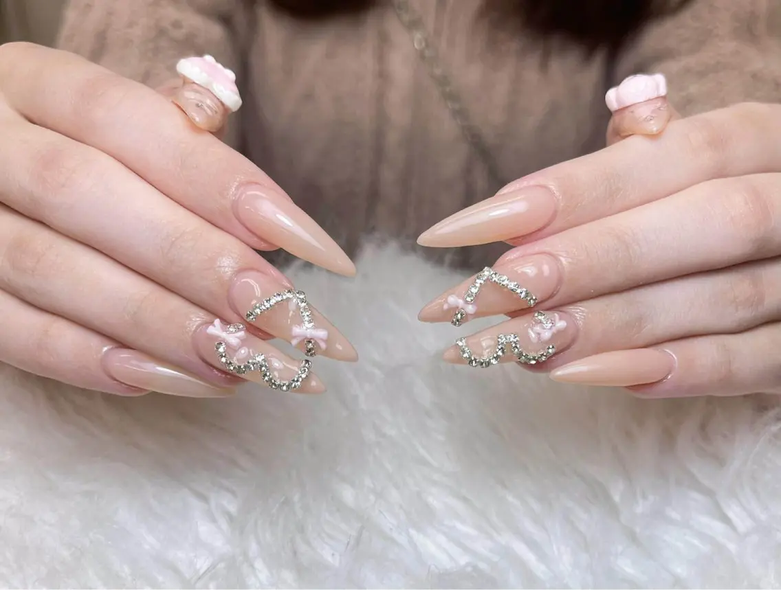 ネイル チークネイル ハート ホログラムネイル ミラーネイル ニュアンスネイル ハンドネイル Nie Nail Shinokuboのネイルデザイン