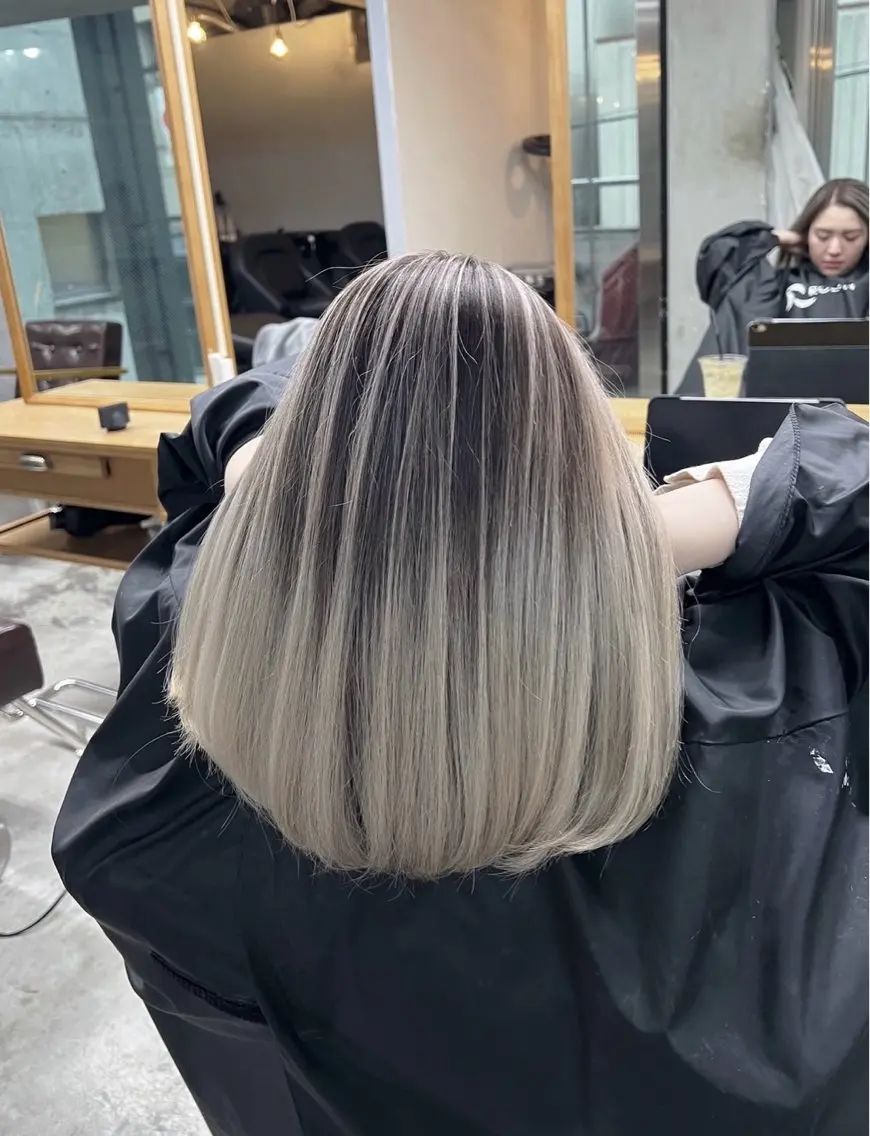ミディアム カラー バレイヤージュ シルバー ホワイトシルバー レイヤーカット ヘアカラー トリートメント 指名数No.1 /NAOYAのヘアスタイル