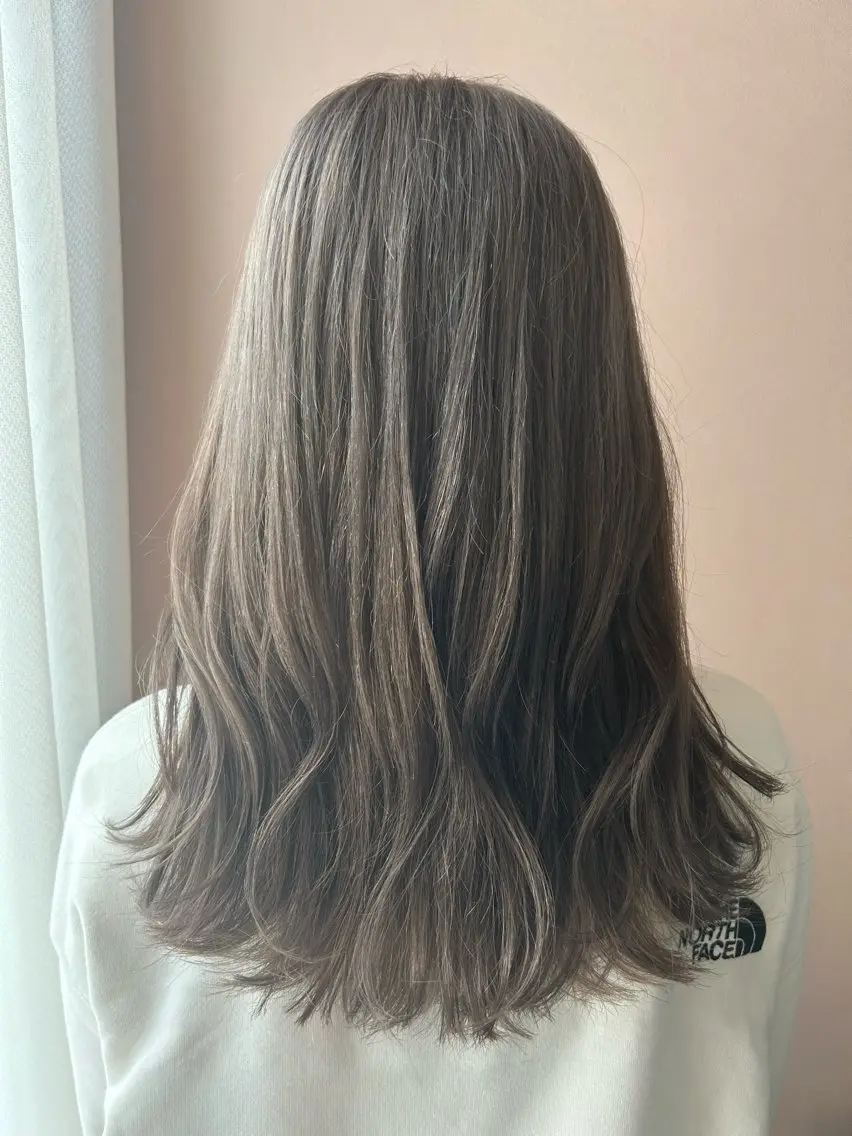 ロング カラー ブリーチ グレージュ ミルクティーグレージュ カット ヘアカラー トリートメント hubhair レイヤー/透明感のヘアスタイル