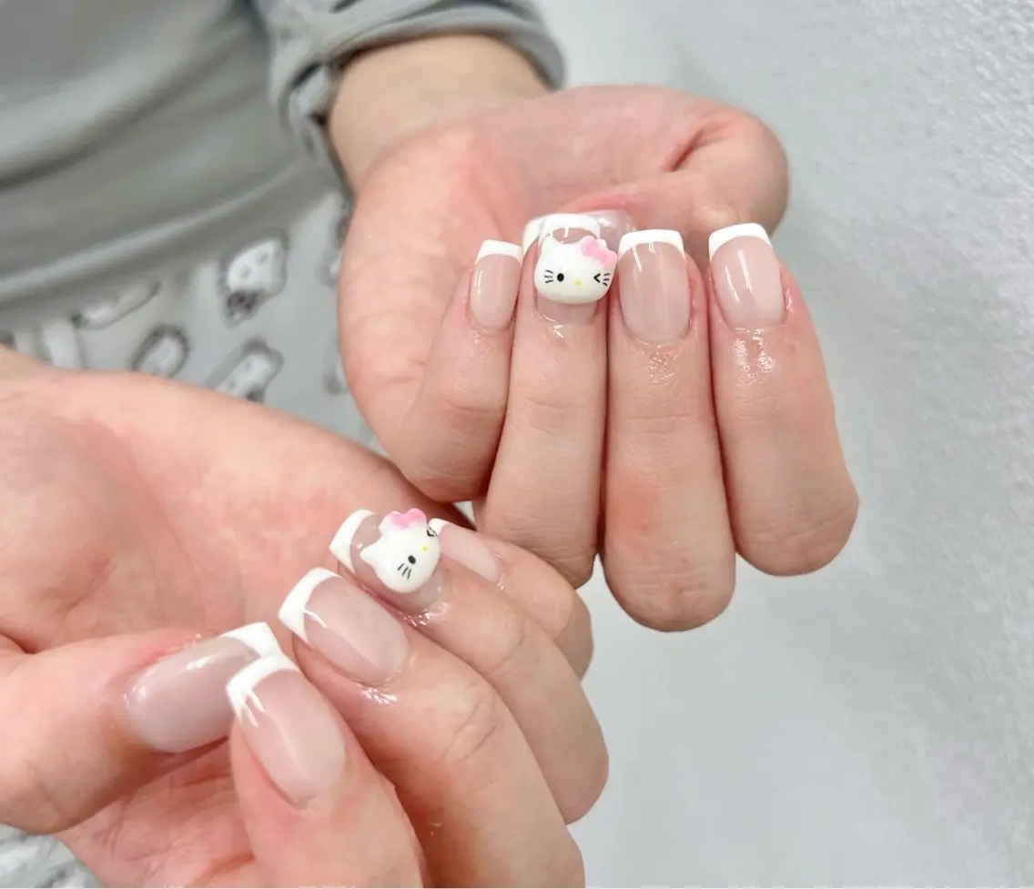 ネイル フレンチネイル ラメ(グリッター) マグネットネイル マグネットフレンチ 夏ネイル ハンドネイル Tinicoo Yuki ❄️のネイルデザイン