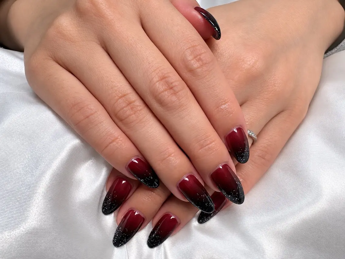 ネイル ボルドー グラデーション ラメ(グリッター) ロングネイル シルバー VI NAILのネイルデザイン