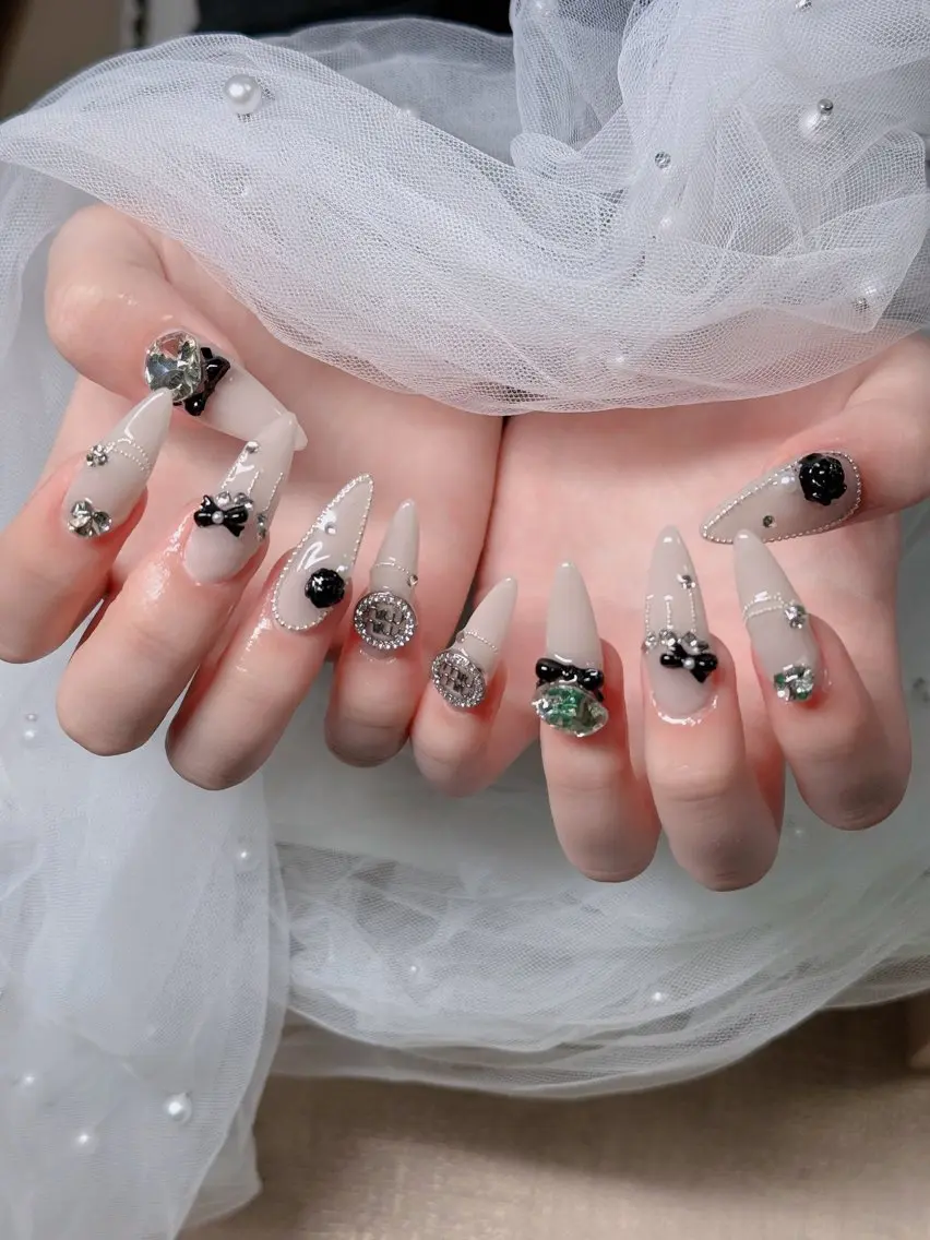 ネイル オーロラネイル フレンチネイル ジェルネイル ハロウィン キラキラネイル H.baby Nail Salonのネイルデザイン