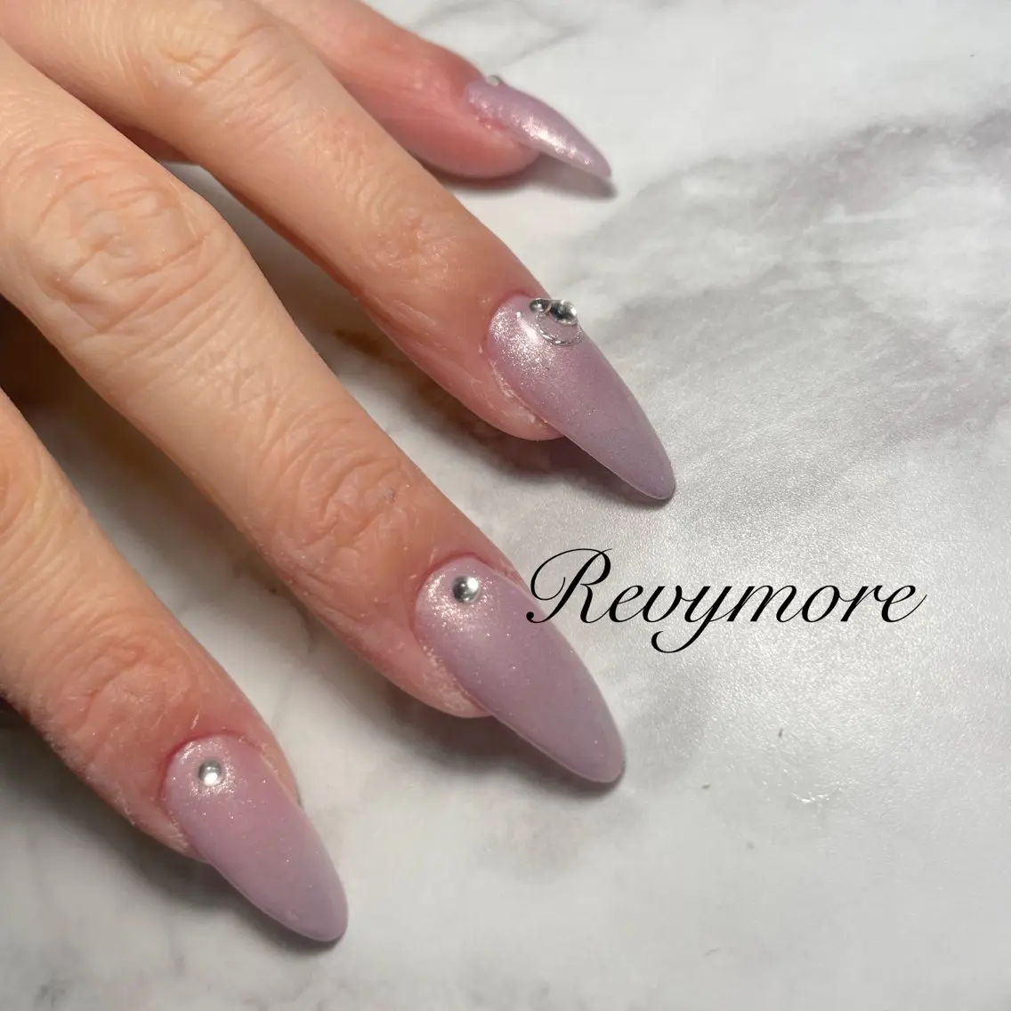 ネイル ジェルネイル 韓国ネイル ニュアンスネイル オフィスネイル パープル nail salon Revymoreのネイルデザイン