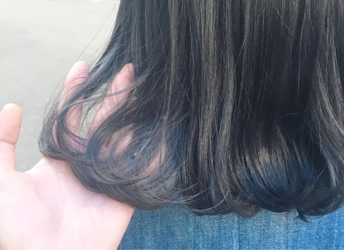 ミディアム カラー ヘアアレンジ ブリーチ 透明感カラー ネイビーカラー 柔らか垢抜けｶﾗｰと ｶｯﾄ🫧ASUKAのヘアスタイル