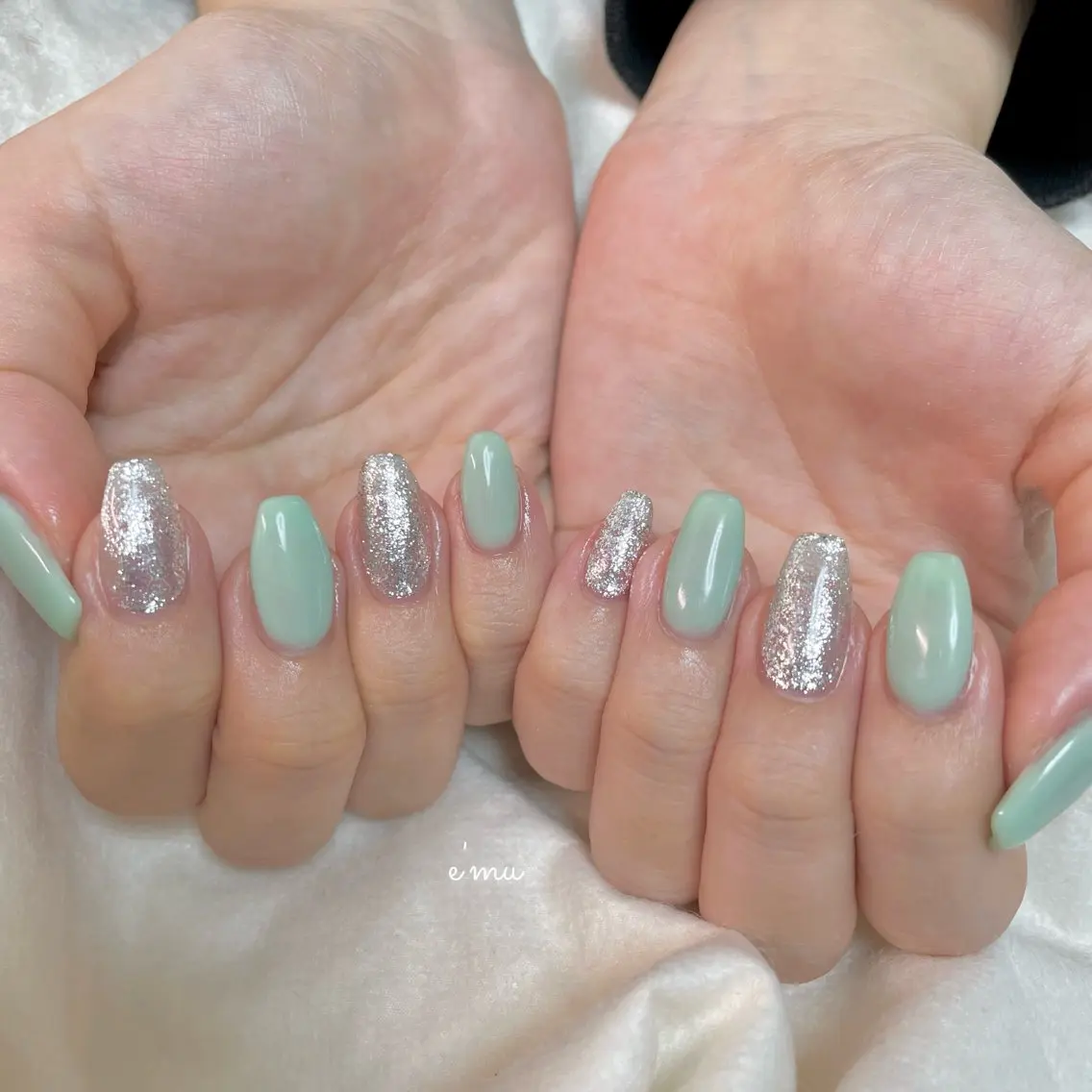ネイル グリーン ラメ(グリッター) ワンカラーネイル ハンドネイル nail salon e'mu💐のネイルデザイン