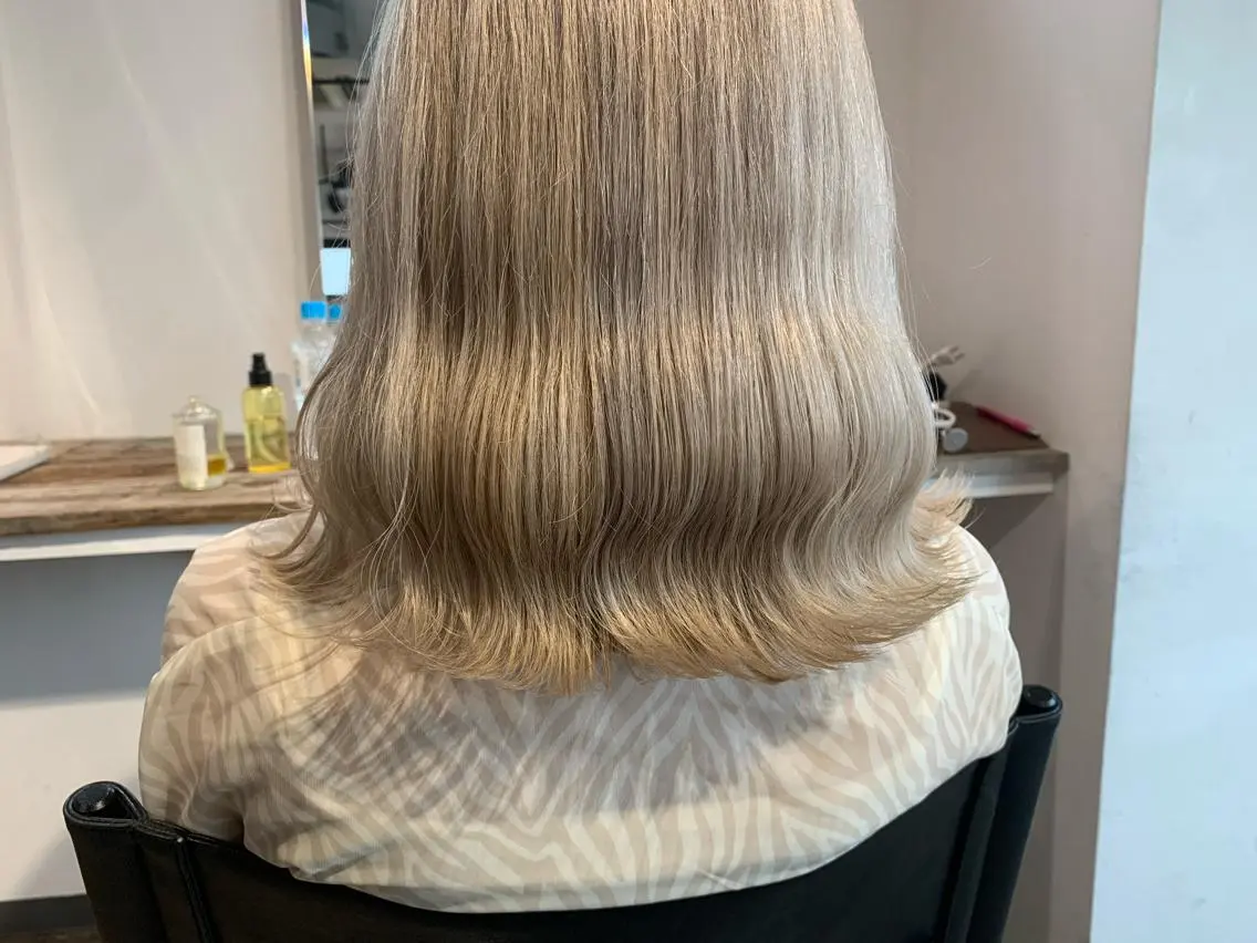 ミディアム カラー ベージュカラー ホワイトベージュ ✅ケアブリーチ✅ トヨオカ ノブヒデのヘアスタイル