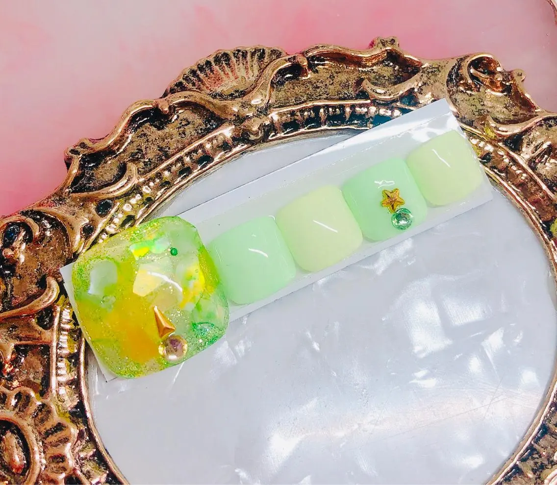 ネイル フットネイル フットネイル CROWN プライベートサロンのネイルデザイン