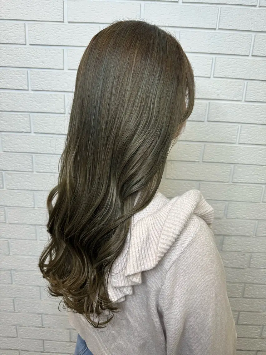 ロング カラー グレージュ ハイライトカラー オリーブグレージュ オリーブグレー ハイライト ニュアンスデザイン✄ YOU♡のヘアスタイル