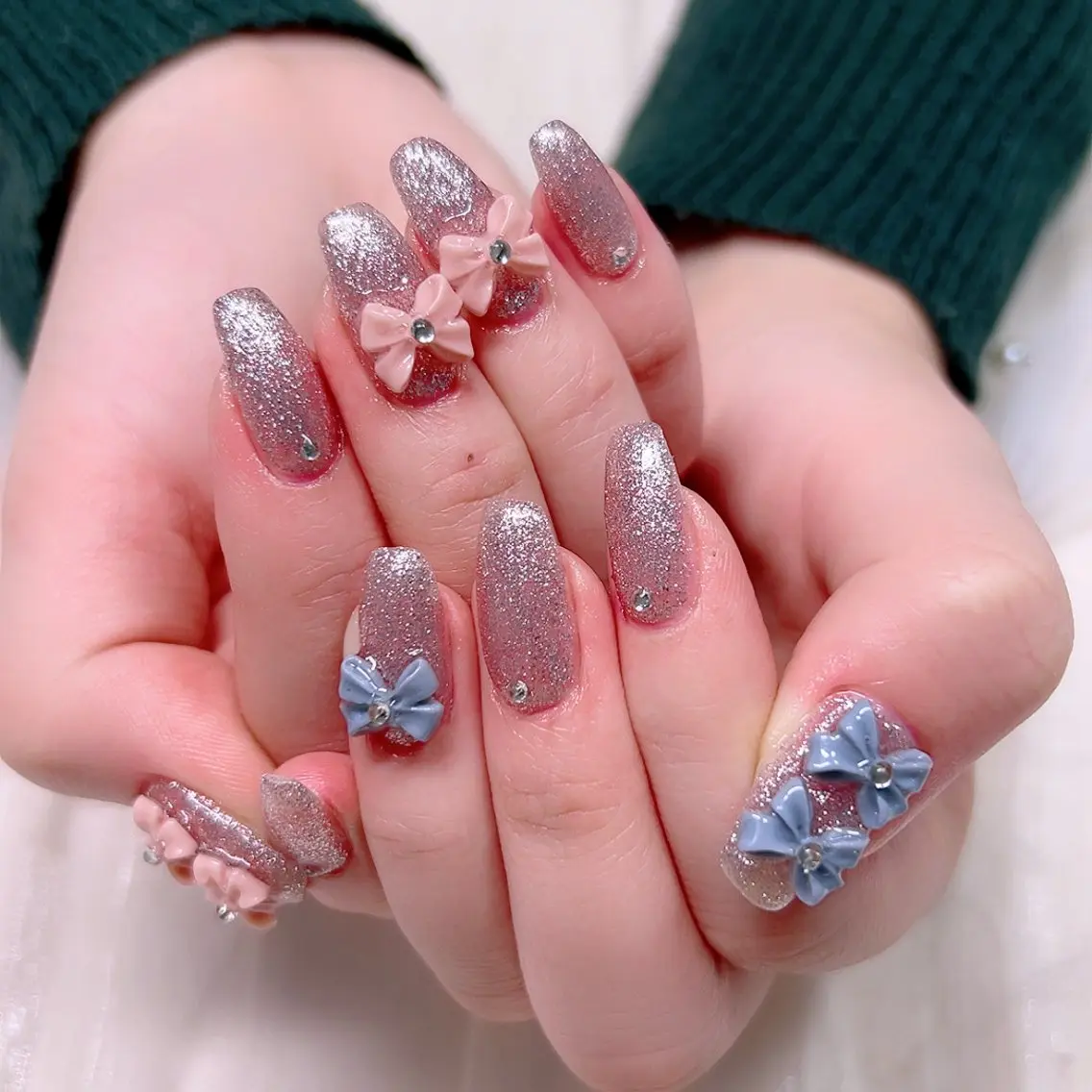 ネイル 成人式 キラキラネイル ラメ(グリッター) ワンカラーネイル リボン ハンドネイル Cute Tips nailのネイルデザイン