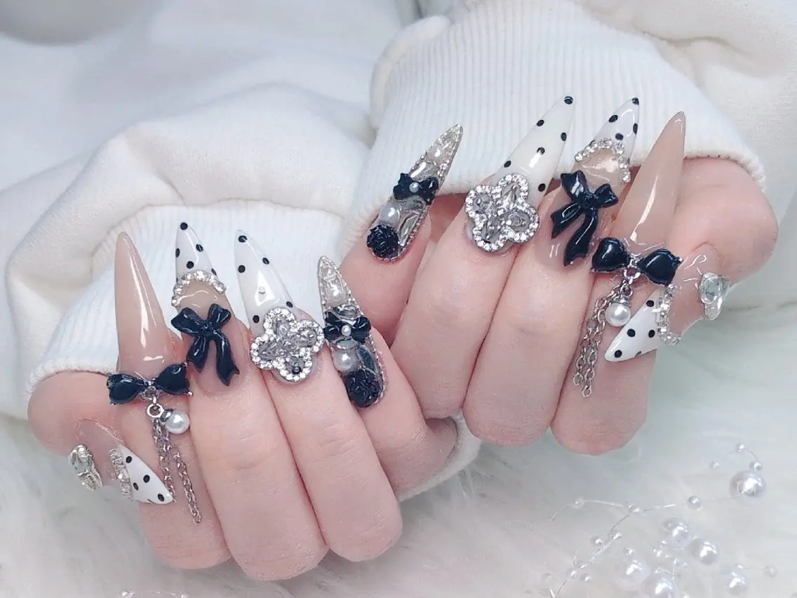 ネイル 長さ出し ジェルネイル キラキラネイル ラメ(グリッター) ニュアンスネイル Chouette Nailのネイルデザイン