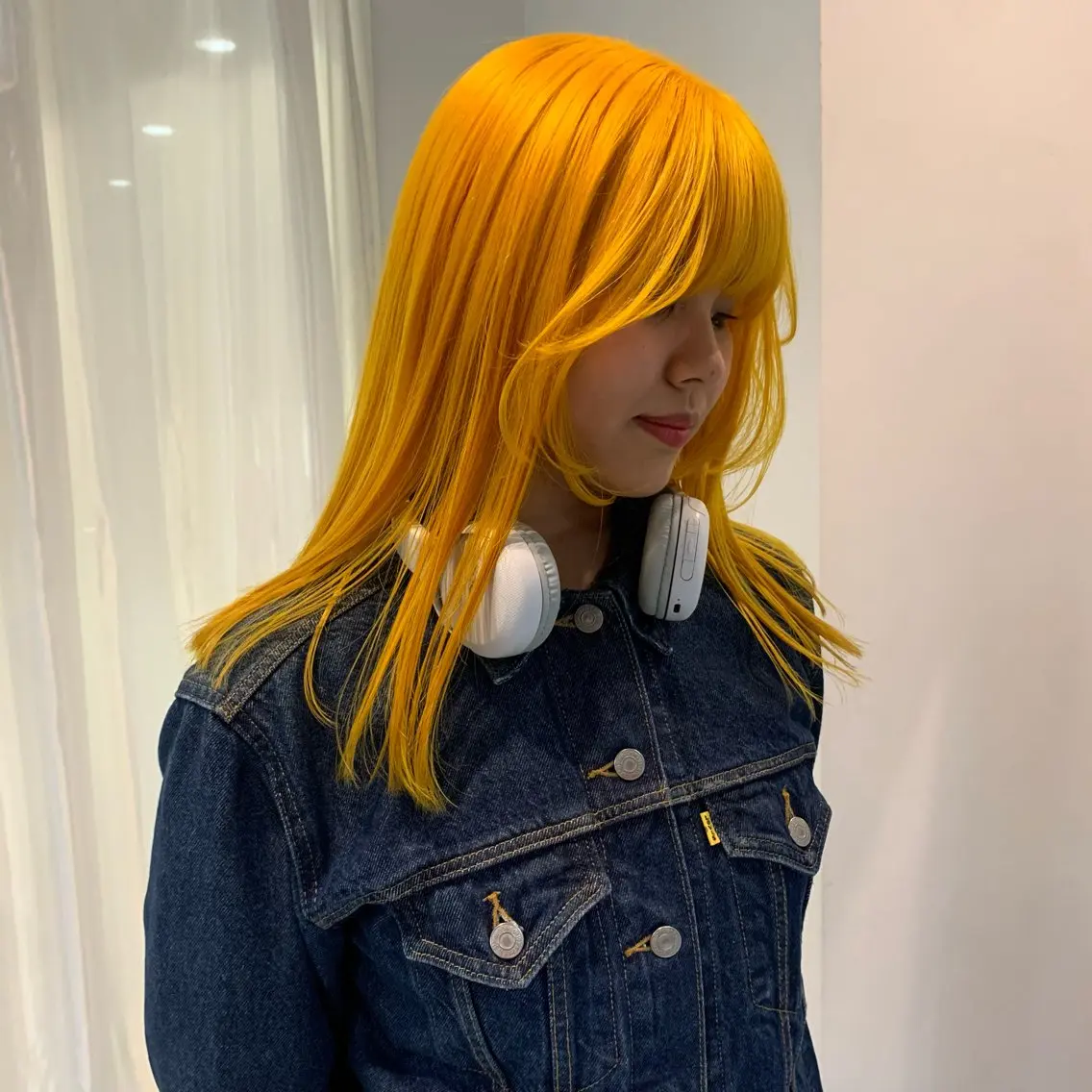 セミロング カラー ブリーチ イエローカラー ヘアカラー トリートメント 的場 莉音のヘアスタイル