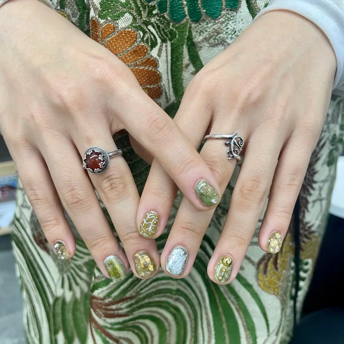 ネイル アートネイル べっ甲ネイル ジェルネイル グリーン キラキラネイル nailstudio eviz新宿店のネイルデザイン