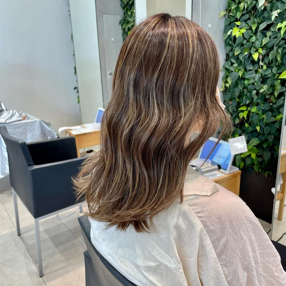 セミロング カラー ハイライトカラー ハイライト カット ヘアカラー 【脱白髪染め】【髪質 改善】仲井槙一のヘアスタイル