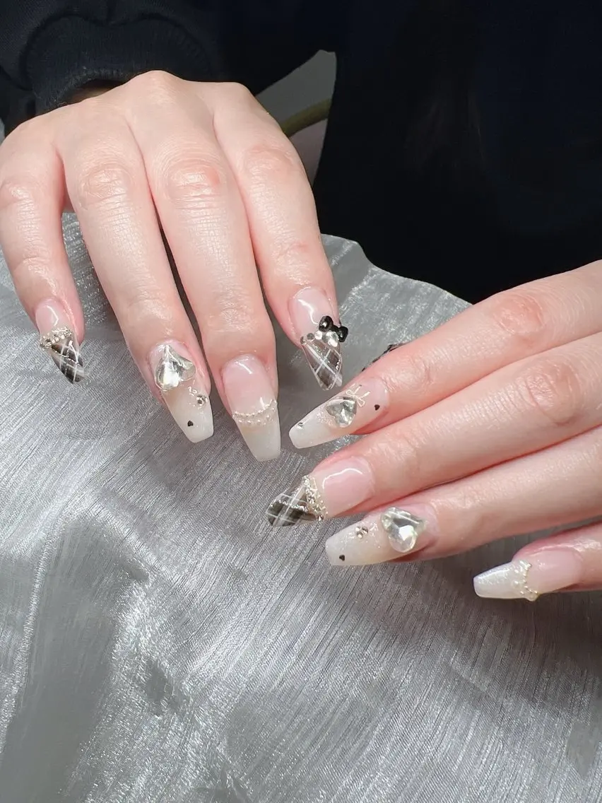 ネイル 長さ出し グラデーション キラキラネイル マグネットネイル ニュアンスネイル Lee Nailsのネイルデザイン