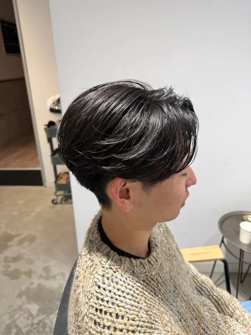 ショート パーマ メンズ センターパート フェザーパーマ メンズ韓国風 メンズパーマ 韓国風ヘア カット パーマ メンズカットパーマ ✂️ JOYAのヘアスタイル