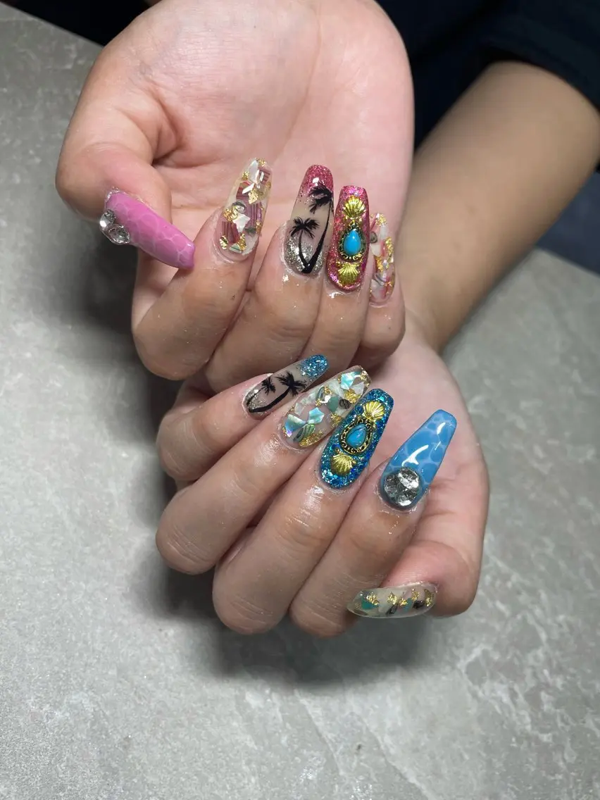 ネイル LAVISH 大和店 emi・:*+のネイルデザイン