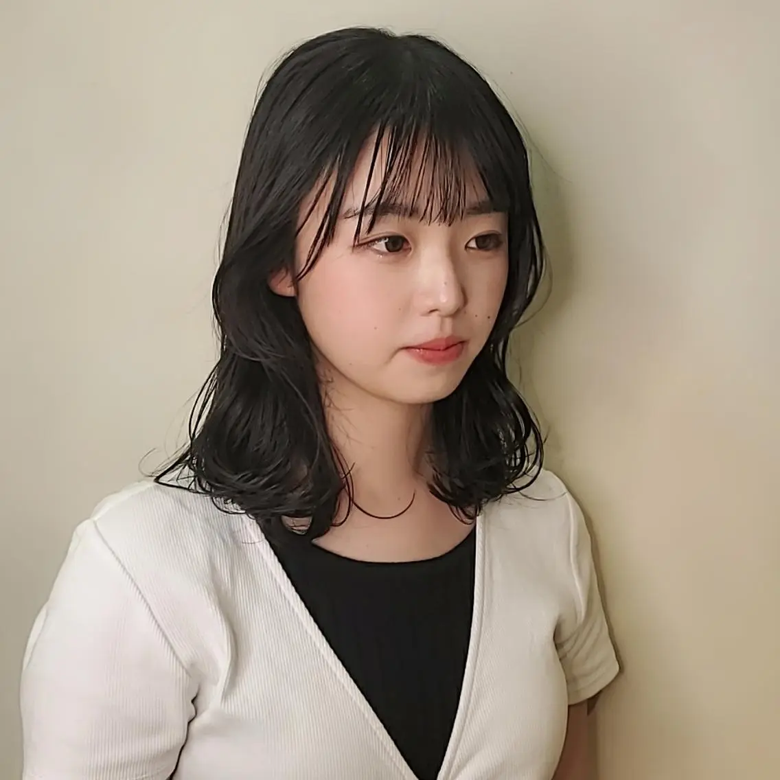 ミディアム カラー 黒髪 ブルーカラー ブルーブラック 顔周りカット 韓国風ヘア 韓国レイヤー suzuのヘアスタイル