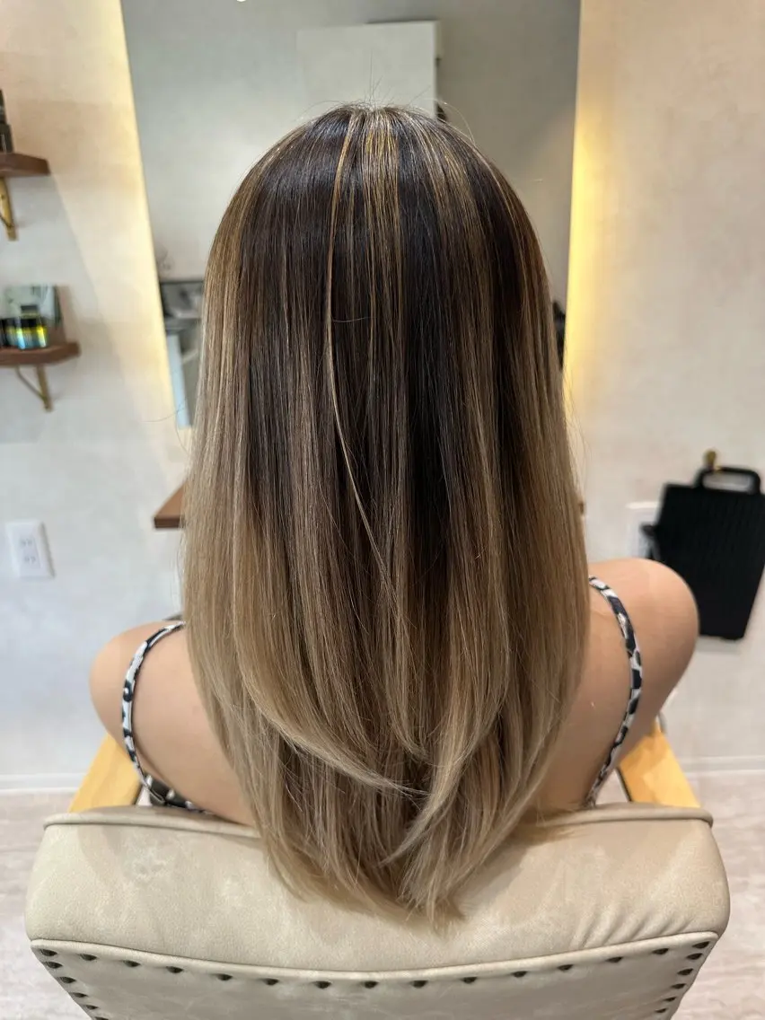 セミロング カラー バレイヤージュ ブリーチ ハイライトカラー ハイライト レイヤーカット さがみ野【髪質改善】 MOEのヘアスタイル