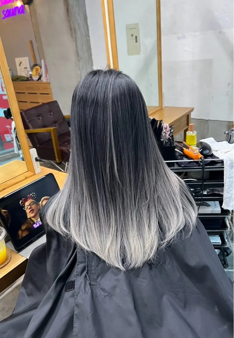 セミロング カラー バレイヤージュ シルバー ホワイトシルバー レイヤーカット ヘアカラー トリートメント 指名数No.1 /NAOYAのヘアスタイル