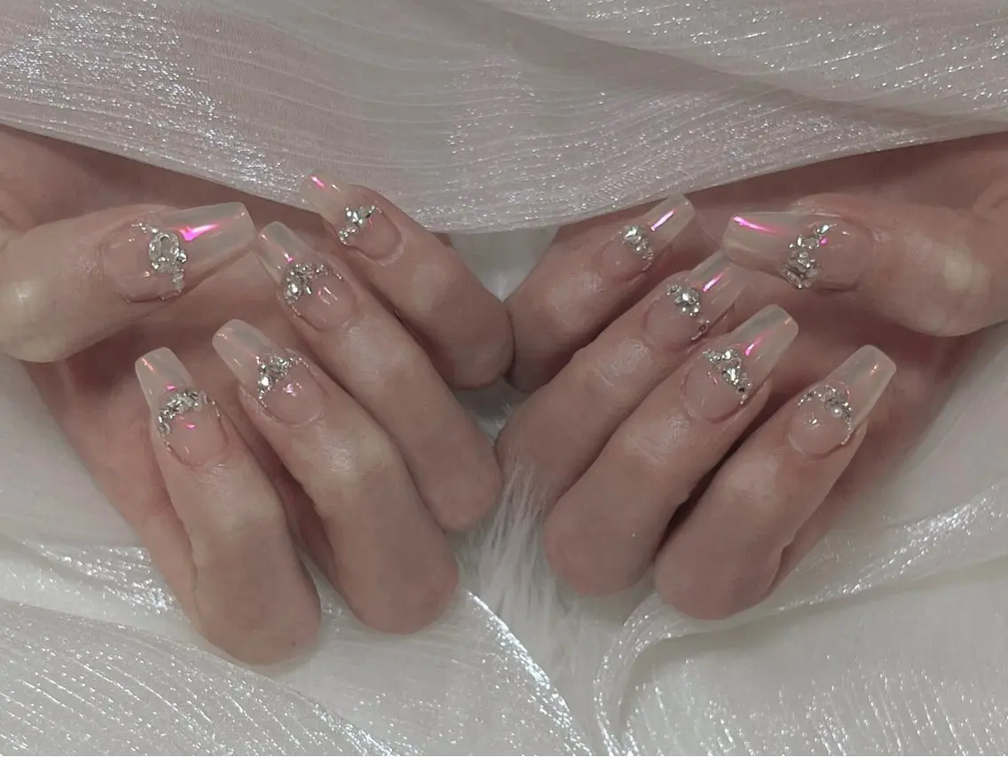 ネイル オーロラネイル キラキラネイル ストーンネイル ハンドネイル FLY Nail Salonのネイルデザイン