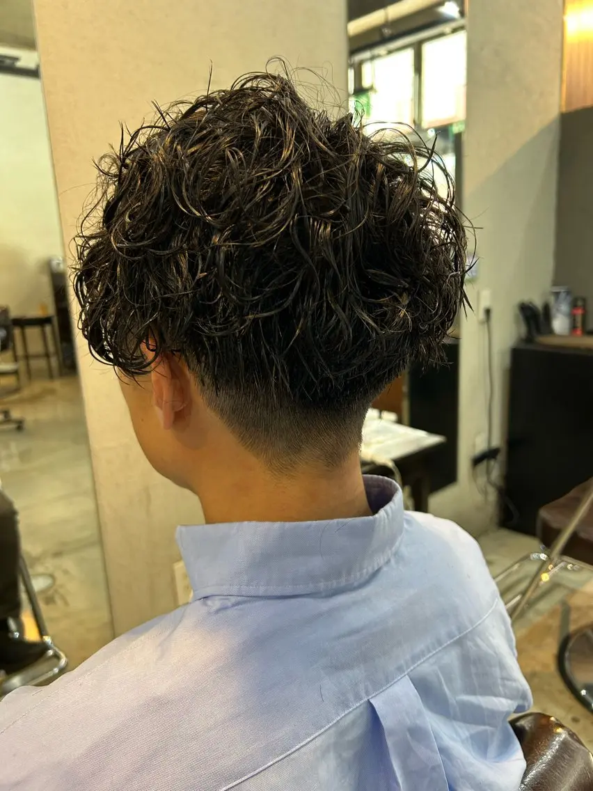 ショート パーマ メンズ メンズパーマ 刈り上げ スパイラルパーマ カット パーマ 桜田 修未のヘアスタイル