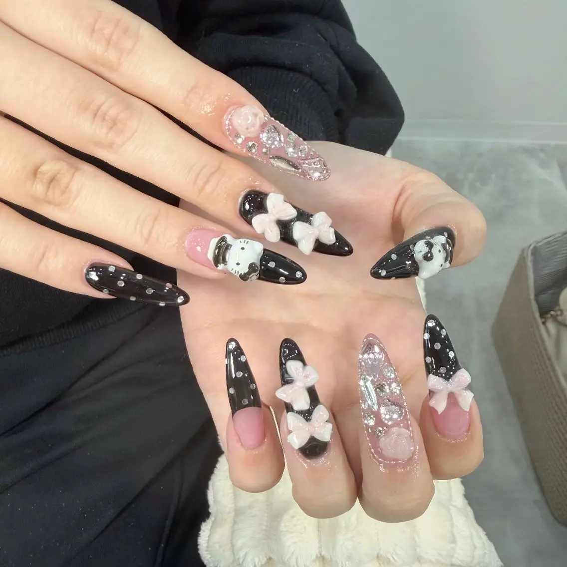 ネイル チークネイル フレンチネイル ジェルネイル ガーリー キラキラネイル ハンドネイル UM Nail Salonのネイルデザイン