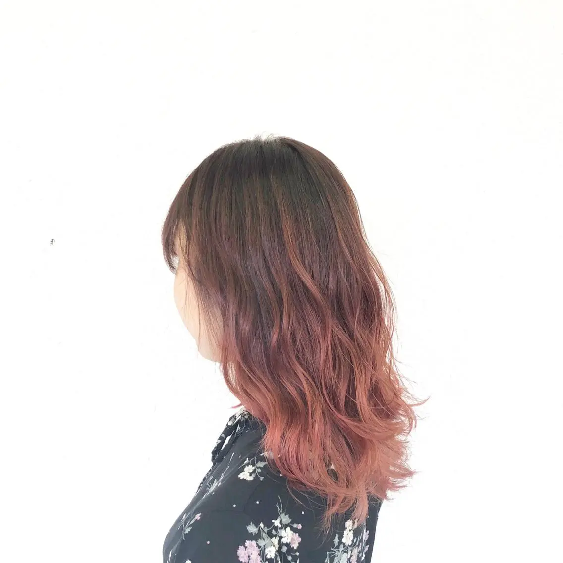 セミロング カラー ピンクカラー 髪質改善で 憧れの潤艶美髪にのヘアスタイル