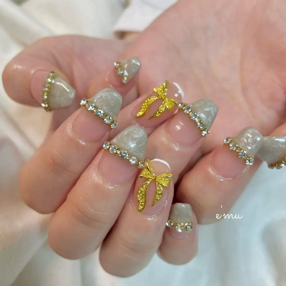 ネイル キラキラネイル 韓国ネイル リボン ワンホンネイル nail salon e'mu💐のネイルデザイン