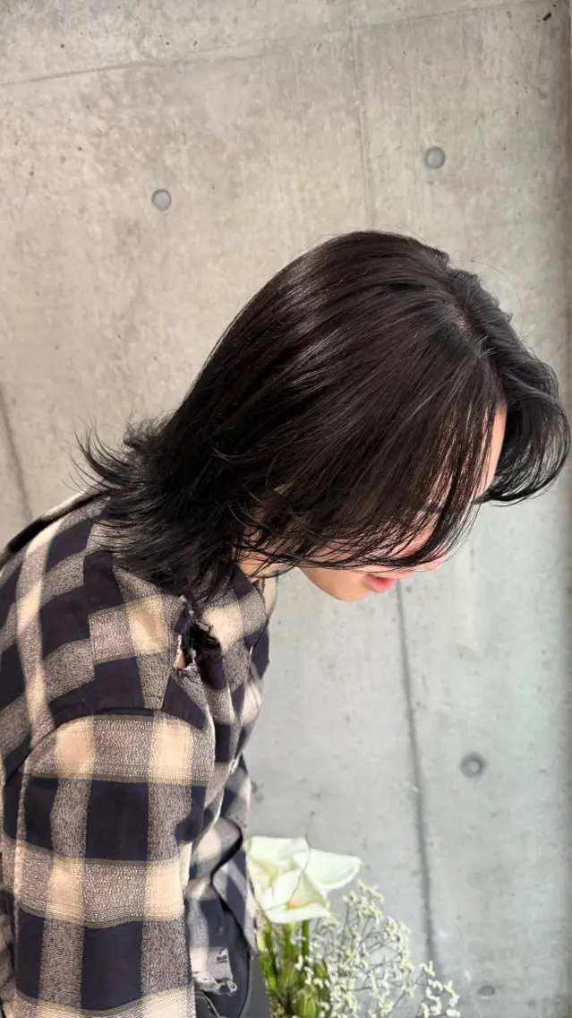 ミディアム カラー メンズ 黒髪 ブルーカラー ブルーブラック 透明感カラー 渋谷/透明感カラー 🫧【あまね】のヘアスタイル