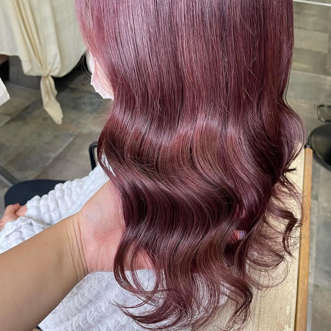 ミディアム カラー ブリーチ ダブルカラー イヤリングカラー トリートメント 吉村 夏椰のヘアスタイル