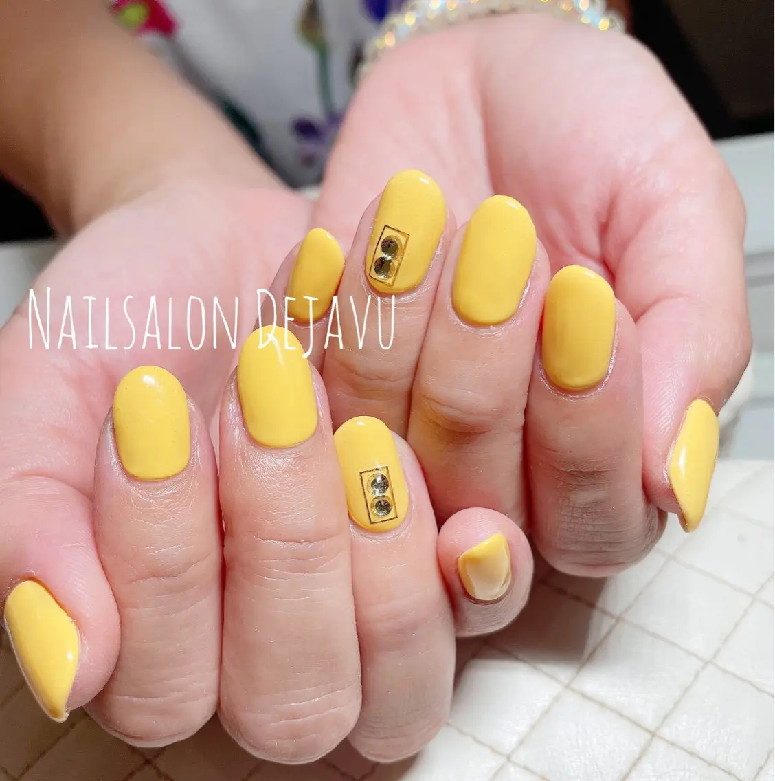 ネイル アートネイル ワンカラーネイル ストーンネイル 夏ネイル 黄色 ハンドネイル Nail salon Dejavu 🌿のネイルデザイン
