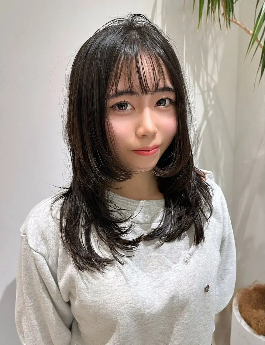 ミディアム くびれヘア 顔まわりレイヤー 顔周りカット レイヤーカット 似合わせカット カット ヘアカラー トリートメント レイヤー似合わせ 透明感カラーりきやのヘアスタイル