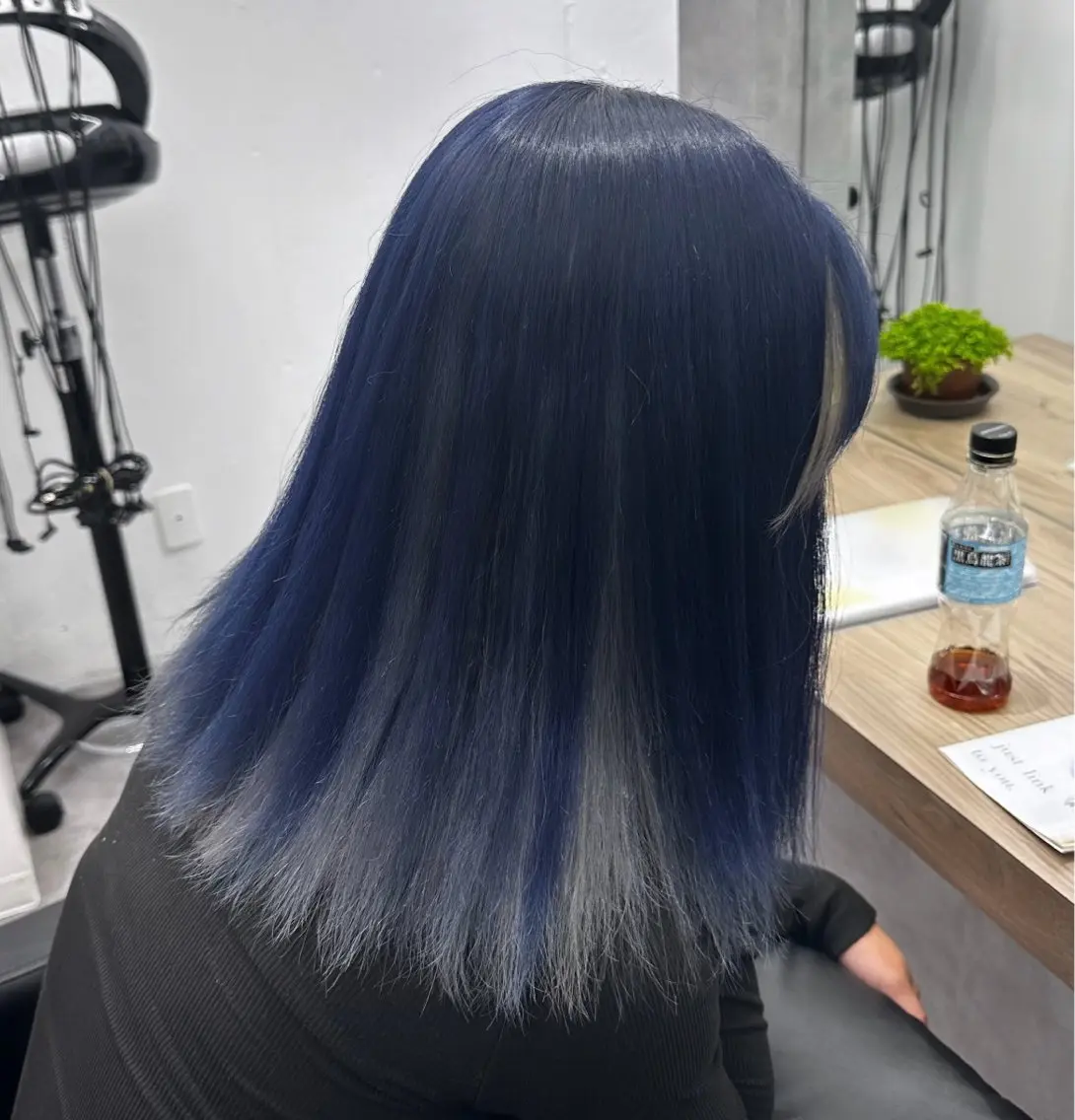 セミロング カラー デザインカラー COCO .のヘアスタイル