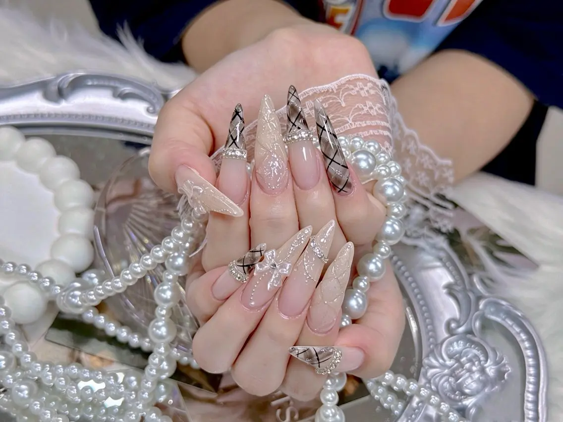 ロング 韓国風ヘア ハンドネイル Rola kira 麗のネイルデザイン