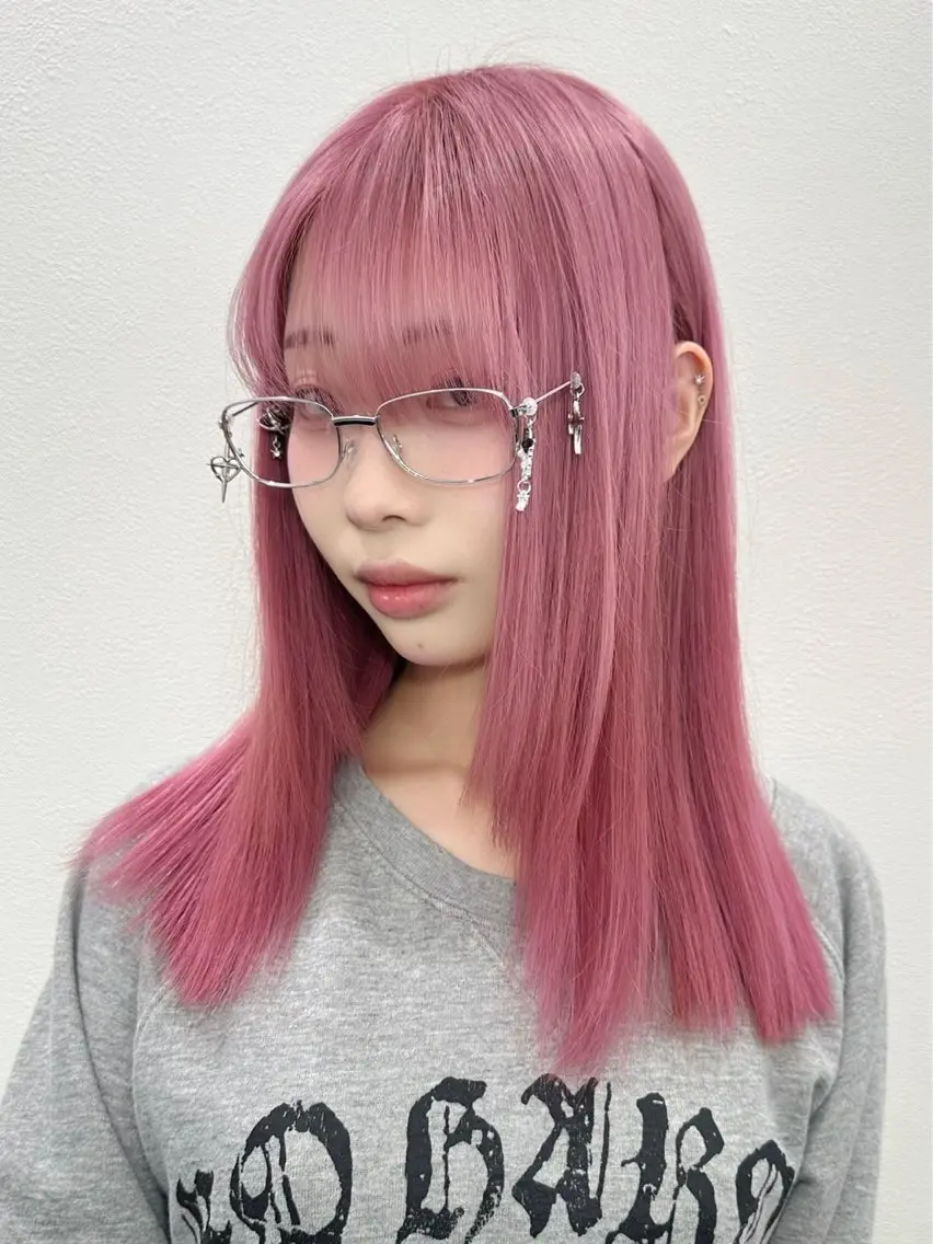 セミロング カラー ピンクカラー ヘアカラー ハイトーン🪼派手髪 mahoのヘアスタイル