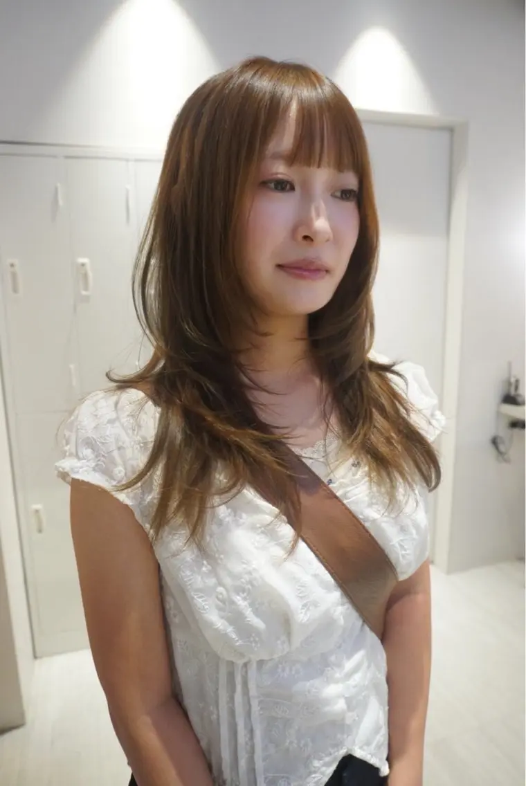セミロング カラー レイヤーカット 似合わせカット カット ヘアカラー トリートメント Ami/艶カラー/ レイヤー/ハイトーンのヘアスタイル